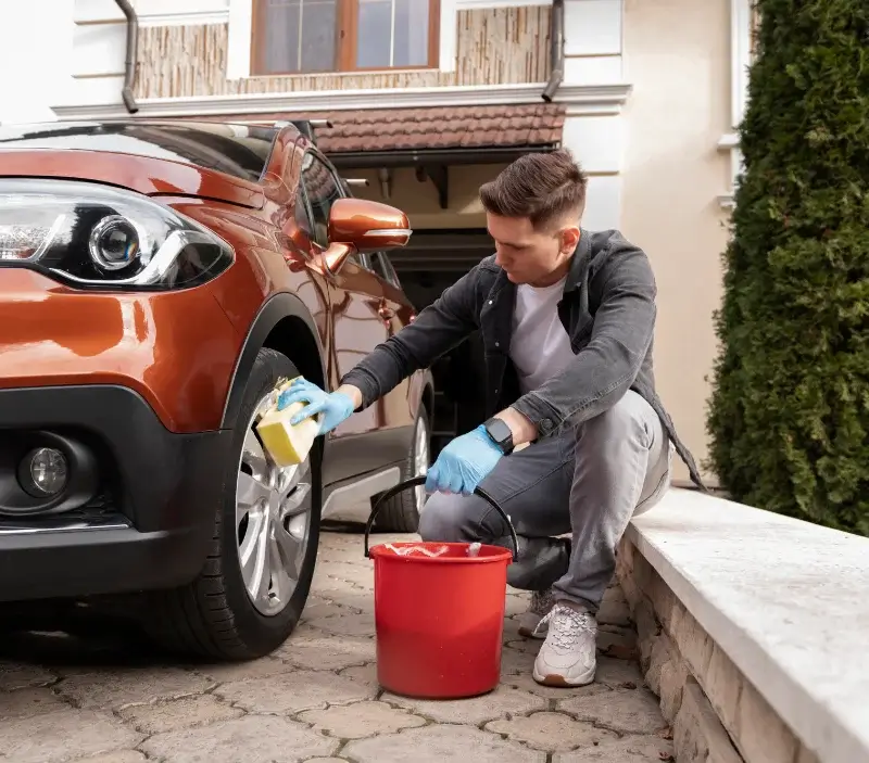 Lavage auto à domicile Santeau : professionnel intervenant sur un véhicule